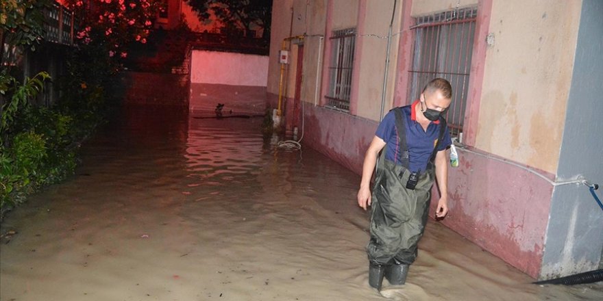 Bartın'da sağanak nedeniyle evlerin bodrum katlarını su bastı