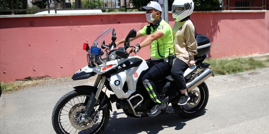 YKS'ye geç kalan adayların yardımına polis ekipleri koştu