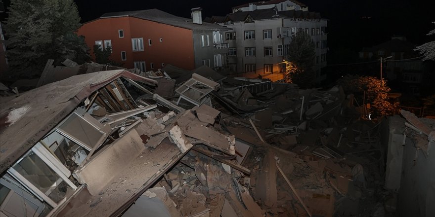 Sarıyer'de 11 katlı boş bina çöktü, park halindeki 3 otomobil hasar gördü