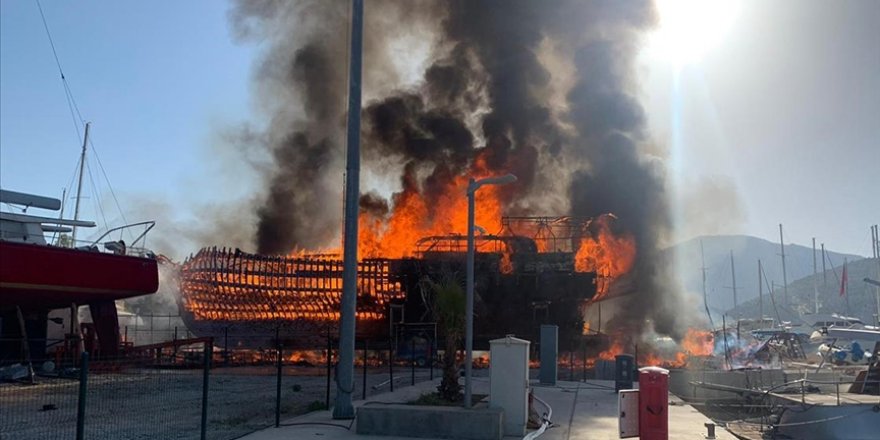 Marmaris'te çekek yerindeki 4 yat yandı