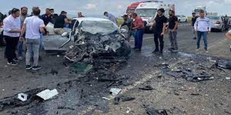 Otomobiller kafa kafa çarpıştı