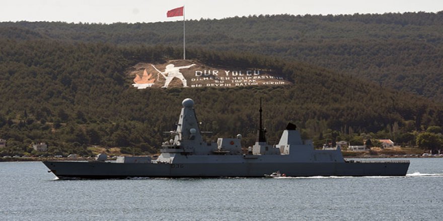 Çanakkale Boğazı'ndan peş peşe geçtiler