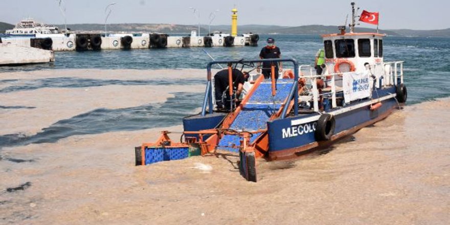 Müsilaj deniz süpürgesiyle temizleniyor