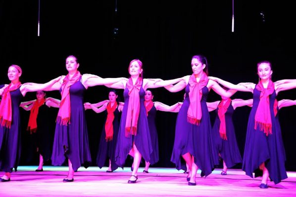 Küçük sanatçılardan büyüleyen performans