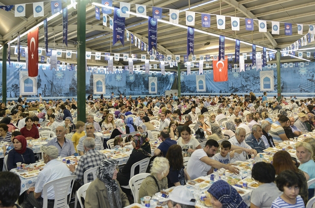 Maltepe’de yağmur  altında iftar keyfi