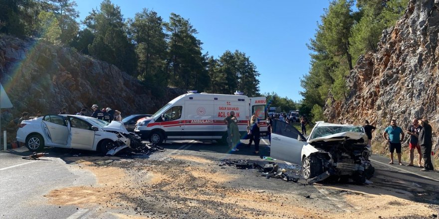 İki otomobil çarpıştı: 2 ölü, 5 yaralı