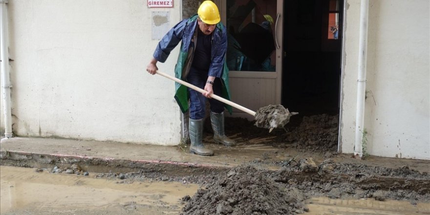 Arhavi'de hasar tespit ve temizlik çalışmaları devam ediyor
