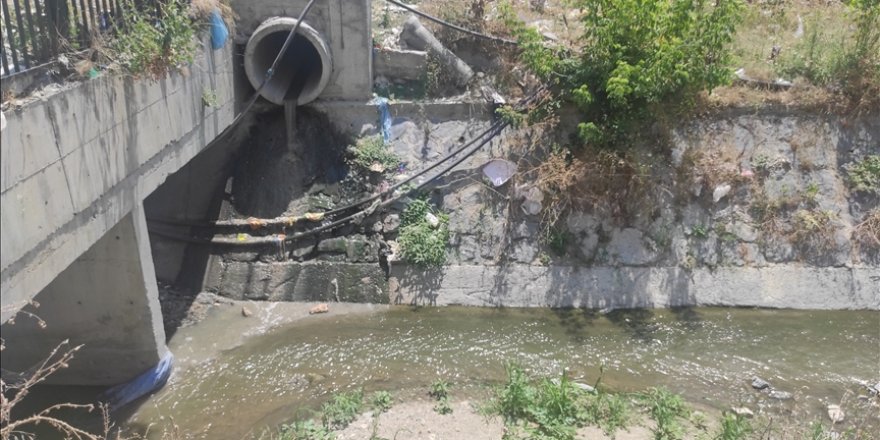 Esenyurt'ta dereye akan kirli sular ile atıklar, çevre sakinlerini rahatsız ediyor