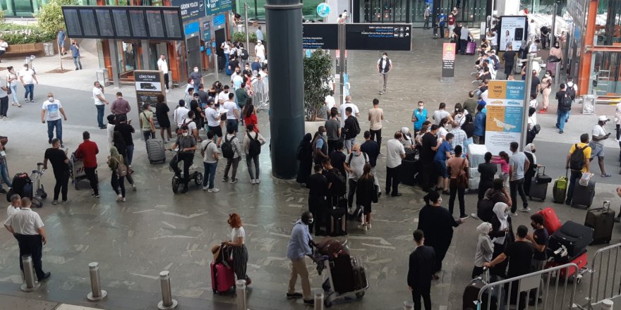 Havalimanlarında bayram dönüşü yoğunluğu