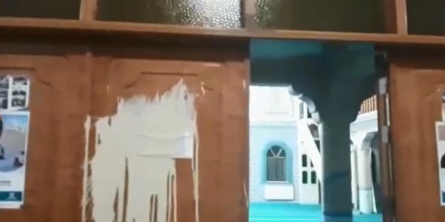 Camiye çirkin saldırı