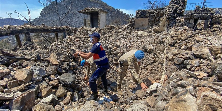 Akseki'de yangında zarar gören evlerin enkazını kaldırma çalışmalarına askerler de katılıyor