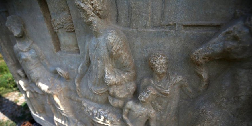 Parion Antik Kenti'nde bulunan 1900 yıllık mezar taşı dönem tarihine ışık tuttu