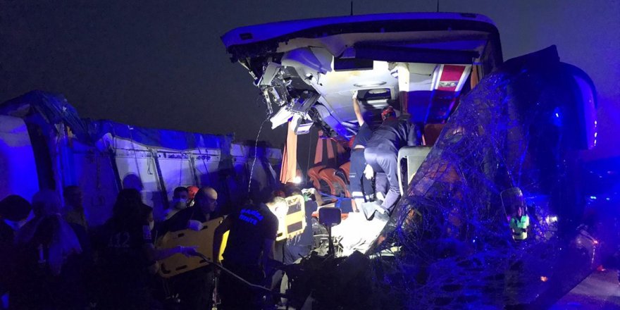 Manisa'da feci kaza: 9 ölü, 30 yaralı