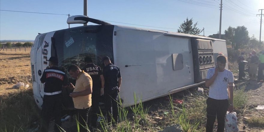 Uşak'ta yolcu otobüsünün devrilmesi sonucu 33 kişi yaralandı