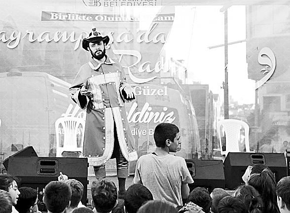 Hacivat-Karagöz oyunu çocuklar için sahnelendi