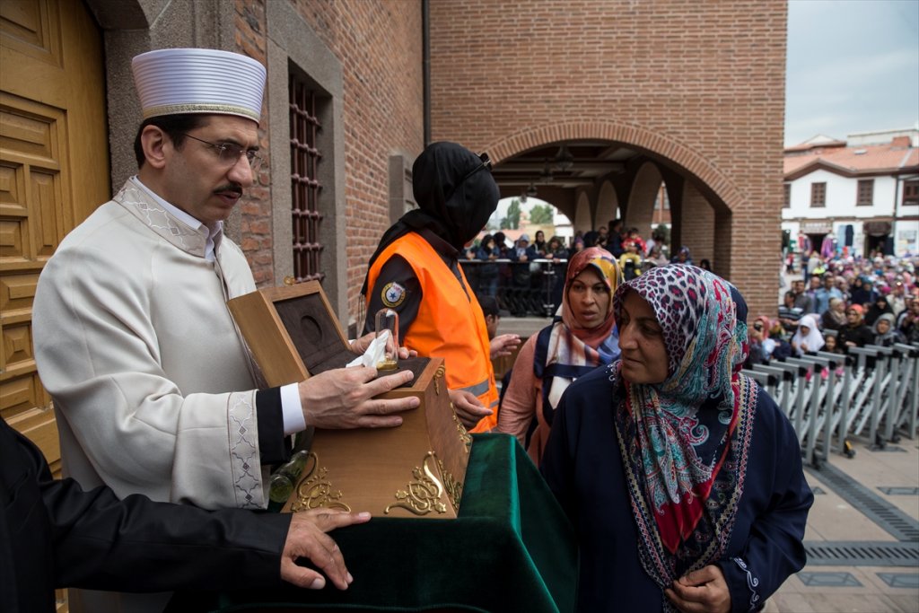 Başkentte Sakal-ı Şerif'e yoğun ilgi