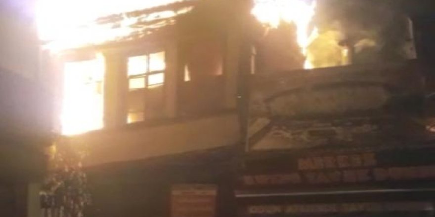110 yıllık ahşap bina yangında çöktü