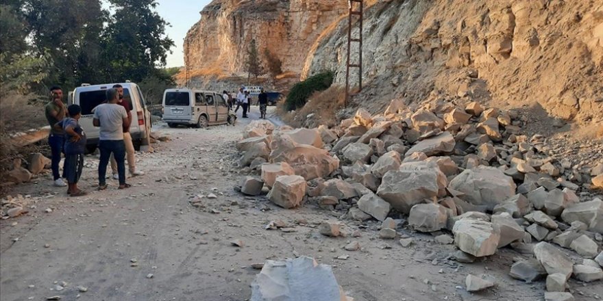 Birecik-Halfeti yolu heyelan nedeniyle trafiğe kapandı