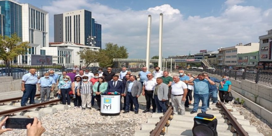 İYİ Parti'liler Bursa'da sıra dışı bir protesto gerçekleştirdi