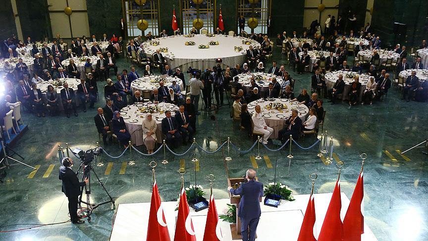 Erdoğan, esnaflara iftar veriyor