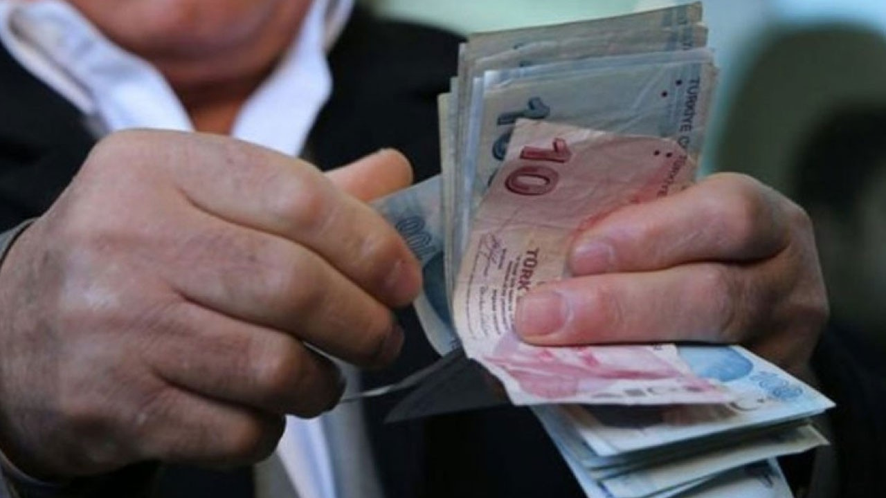 Milyonlarca emekliye sevindiren haber! 330 TL ödeme için şartlar belli oldu