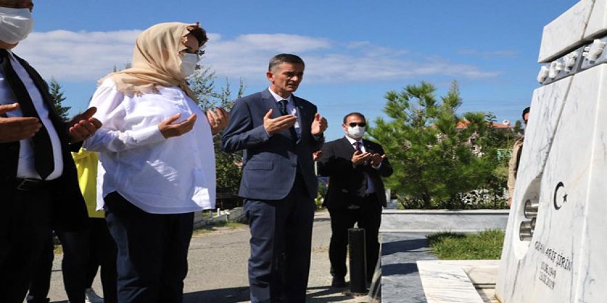 İYİ Parti lideri Meral Akşener Ozan Arif'in kabrini ziyaret etti