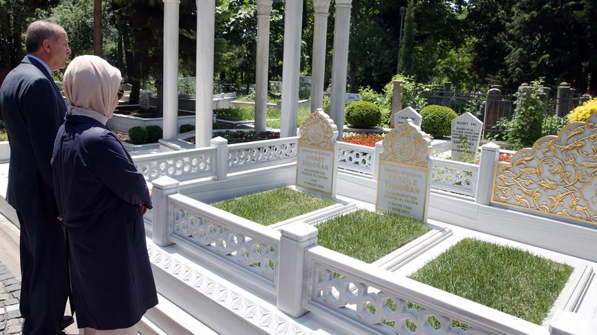 Cumhurbaşkanı Erdoğan anne ve babasının kabrini ziyaret etti