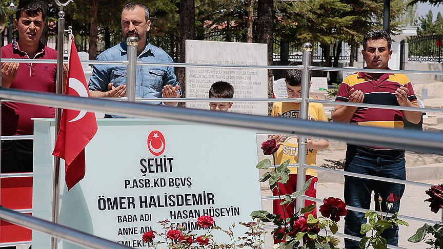 Şehit Halisdemir'in kabrine bayram ziyareti