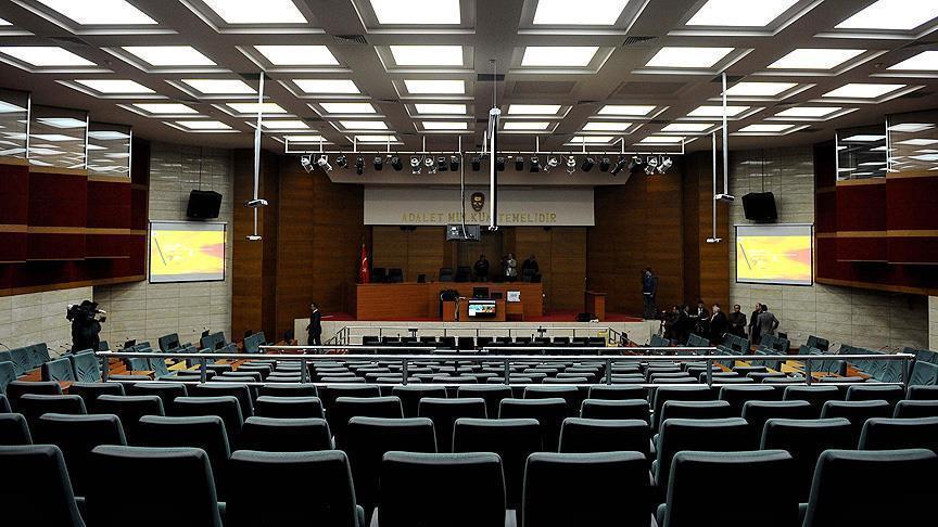 Başbakanın koltuğunda poz vermişler