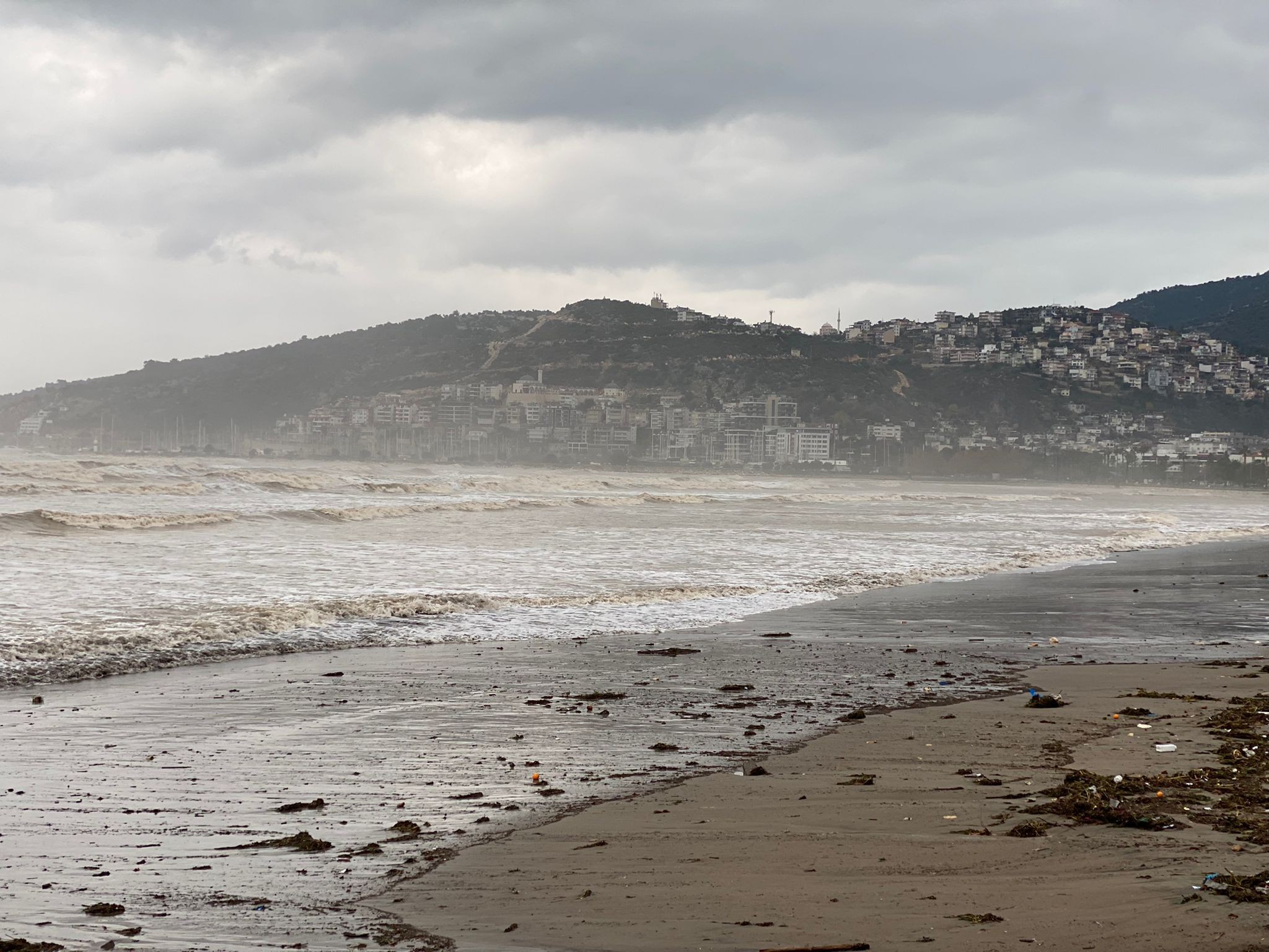Finike’de deniz kahverengi oldu