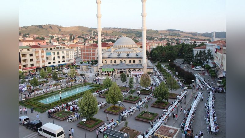 Çim yüzeyli halı saha yaptırılacaktır