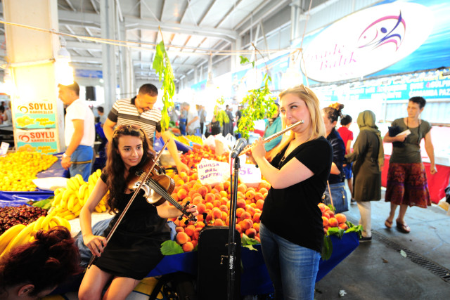 Pazarda aryalar göğe yükseldi