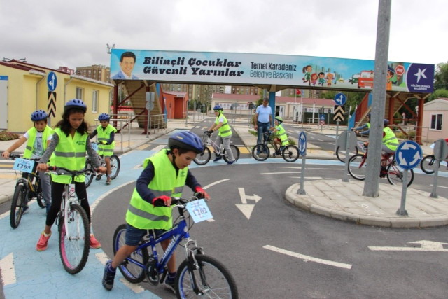 Gençler sağlık için pedal çeviriyorlar