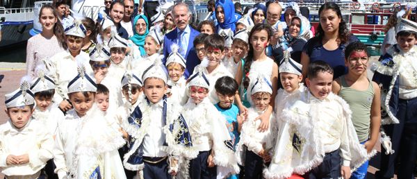 Bayrampaşalı çocuklar boğaz turu ile eğlendi