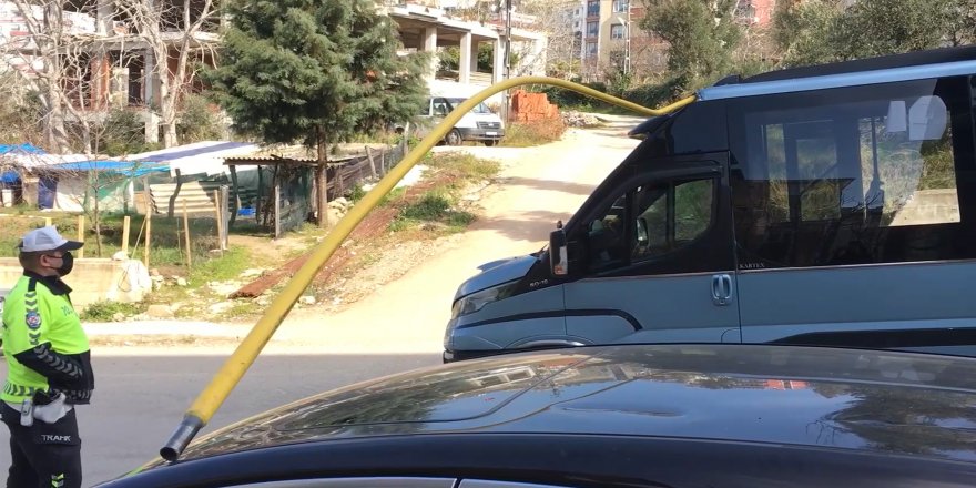 Metal boru, yolcu minibüsüne ok gibi saplandı