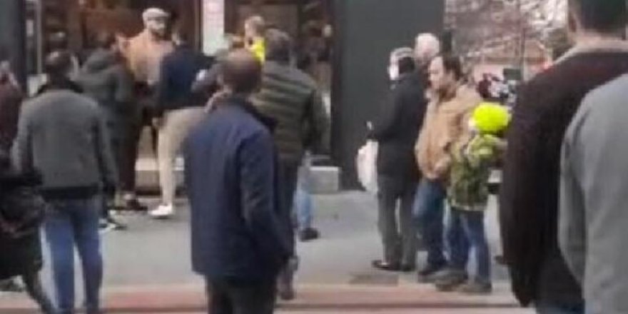 Caddede kadını tekmeledi, çevredekiler tepki gösterince kaçtı