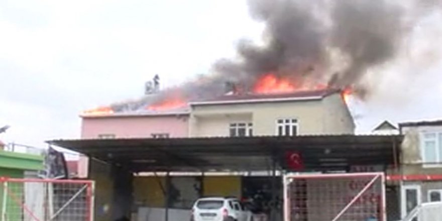 Avcılar'da iki binanın çatısı alev alev yandı