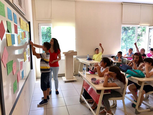 Çocuklar yaz okulunda eğlenerek öğreniyorlar