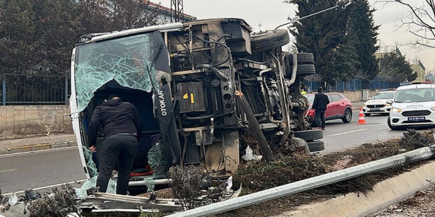 Tuzla’da servis midibüsü devrildi: 3 yaralı