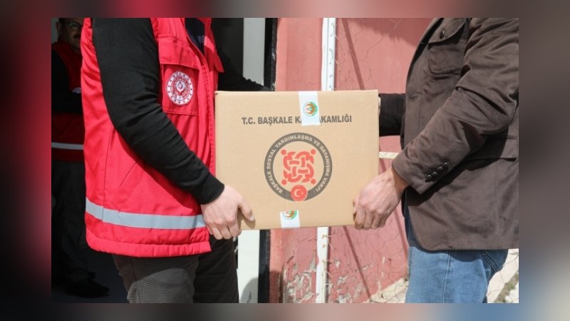 Van’da ihtiyaç sahiplerine koli yardımı