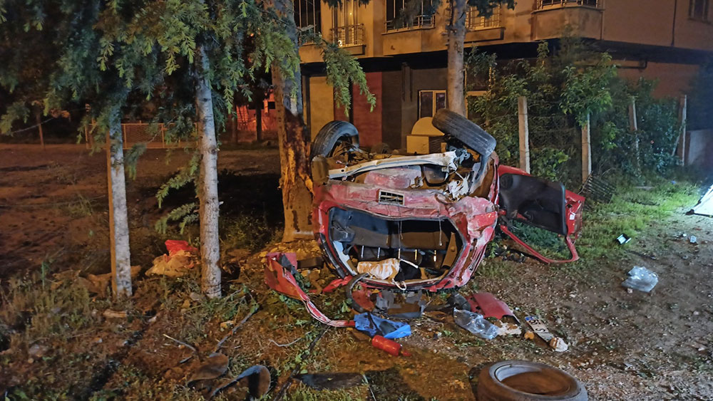 Samsun'da feci kaza! Araba demir yığınına döndü