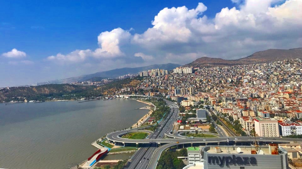 İzmir'de icradan satılık 4 katlı bina