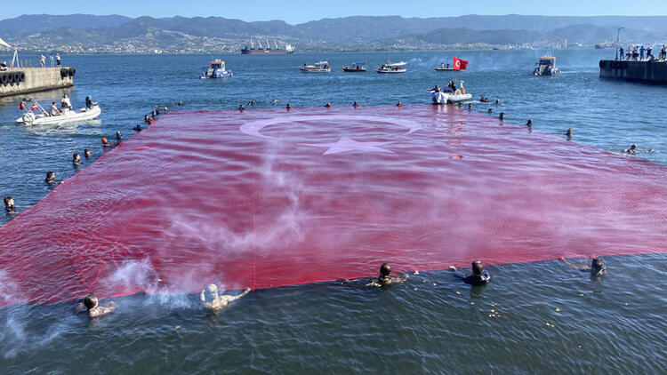 Denizde 600 metrelik Türk Bayrağı rekoru