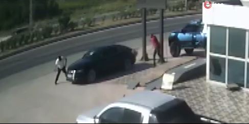 Tartışmadan sonra otomobile taşla saldırdılar