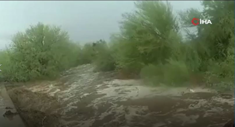 Selde araçta mahsur kalan kadın kurtarıldı