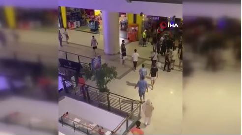 AVM asansöründe sıra kavgası