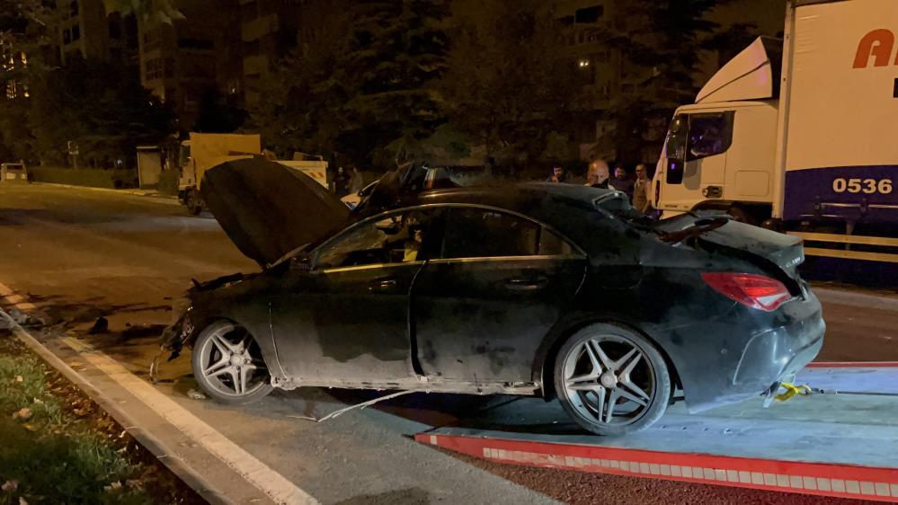 Lüks araç kamyona çarptı: 5 yaralı