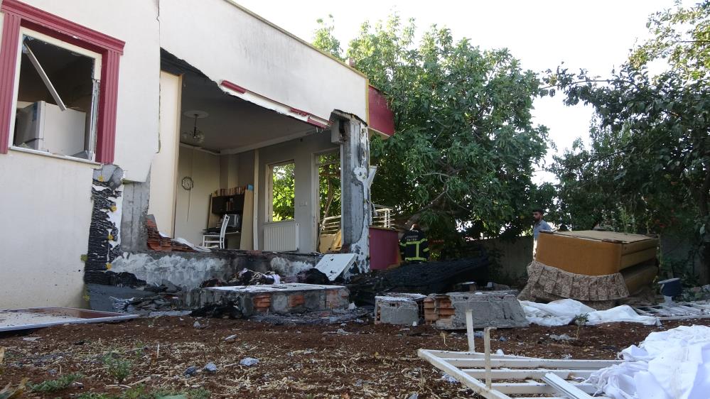 Tek katlı bina bomba gibi patladı: 1 yaralı