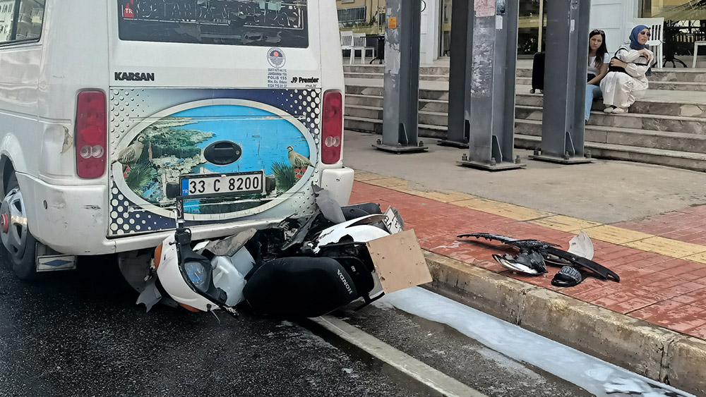 Silifke’de otomobil motosiklete çarptı: 2 yaralı
