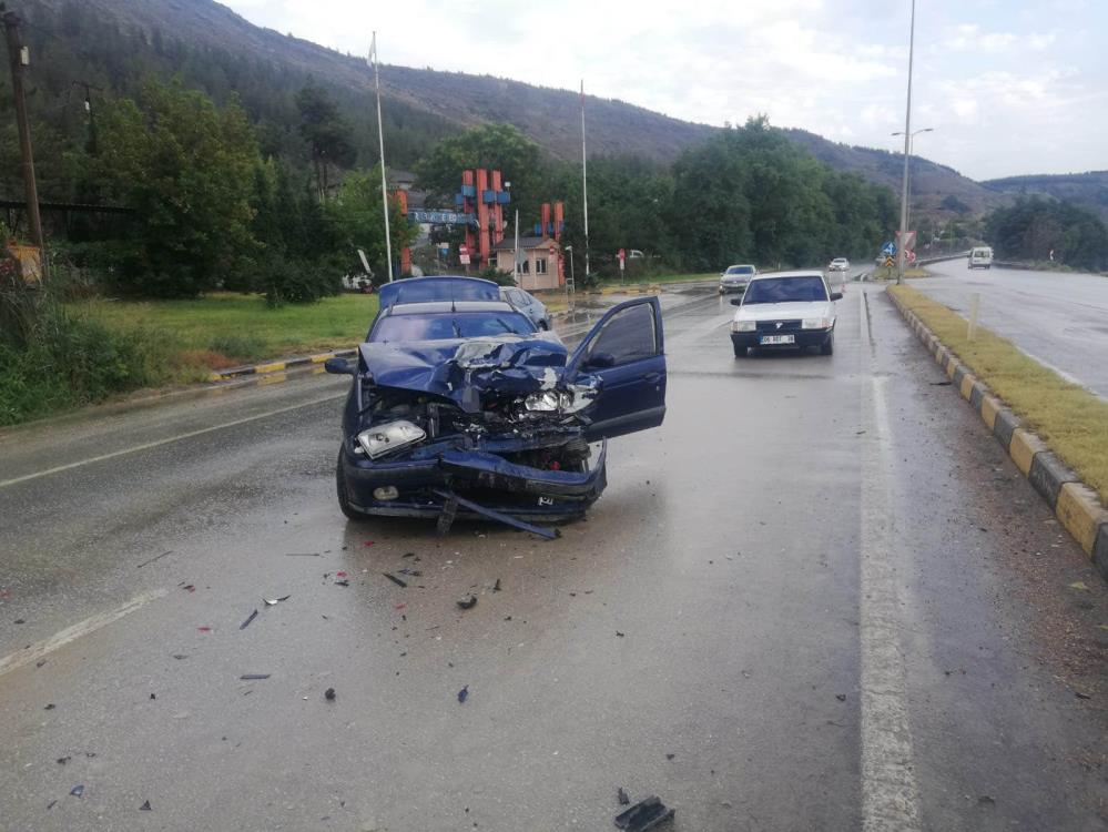 Karabük’te iki otomobil çarpıştı : 6 yaralı